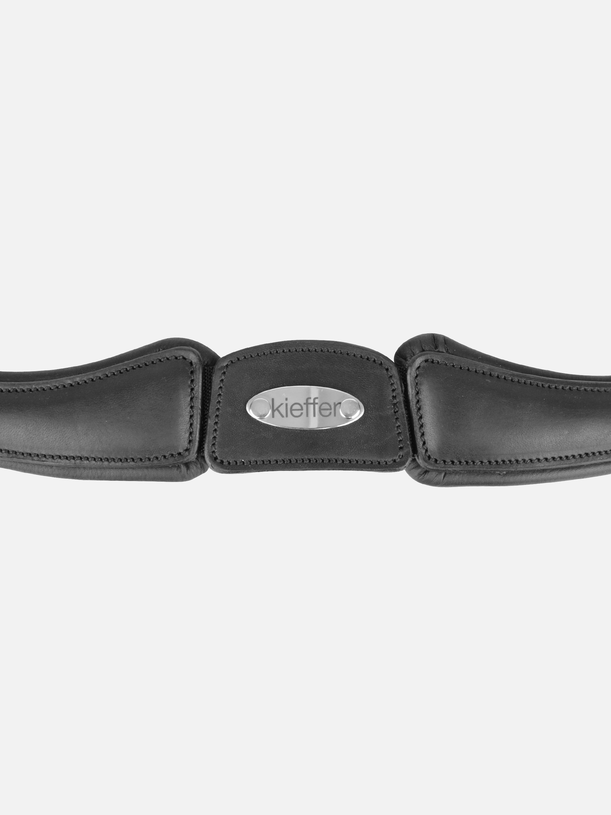 Detailfoto: Trense Kieffer Ultrasoft® Gaya in Schwarz mit Chrombeschlägen am Pferd: geteiltes Genickstück mit edler Metallplakette