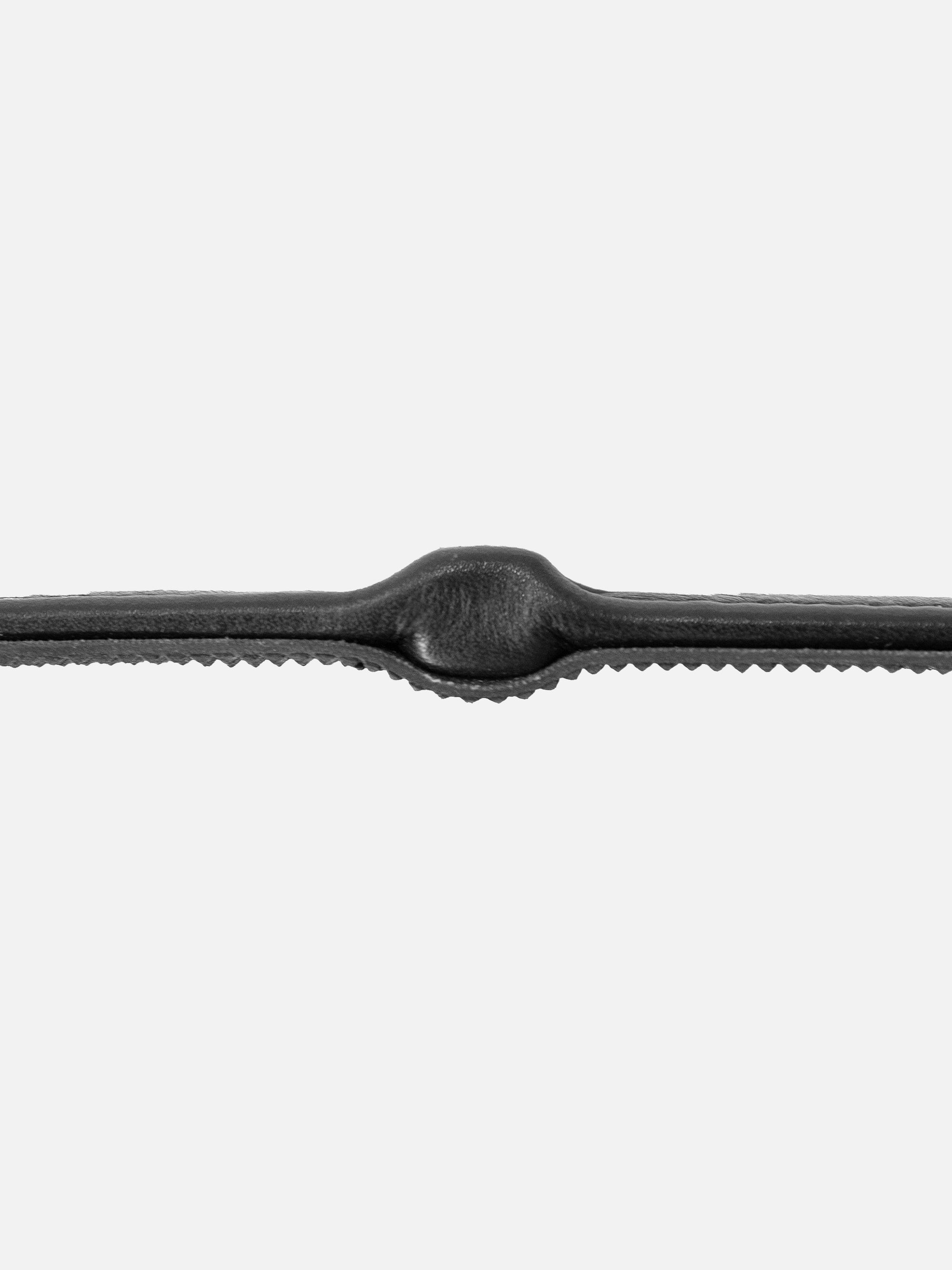 Detailfoto Lederzügel Kieffer Ultrasoft® in Schwarz mit Chrombeschlägen: Seitenansicht von Stegen und einseitiger Gummierung