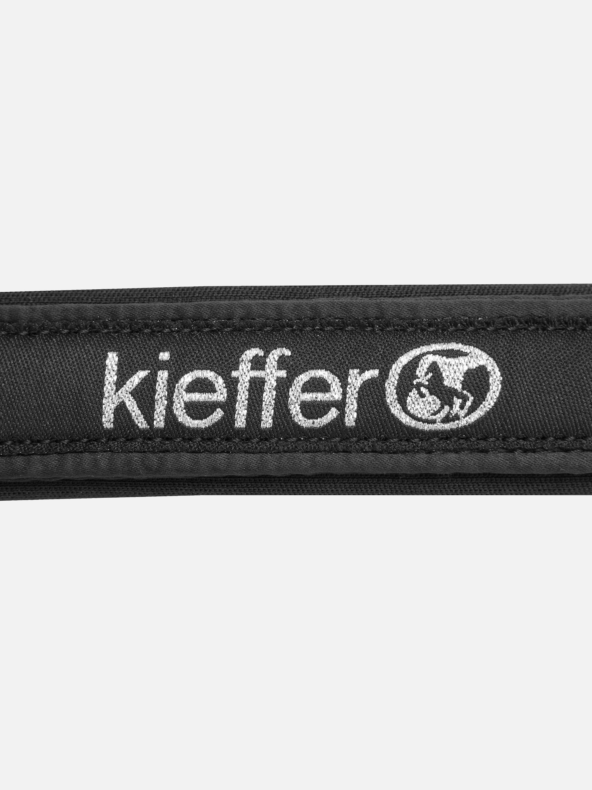 Detailfoto der Stickerei auf dem Nasenriemen von Stallhalfter Satin Shine in Schwarz